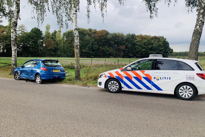 Bestelbus botst in flank van auto