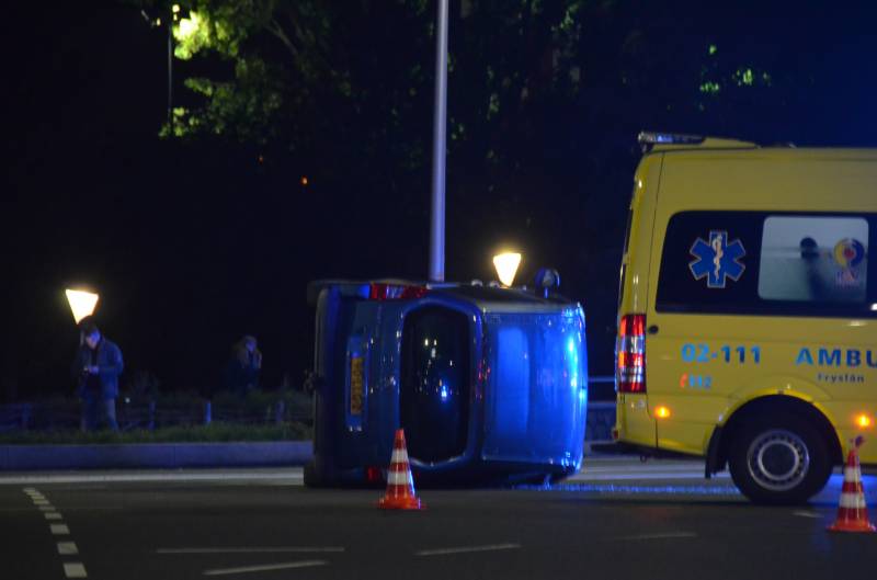 Auto belandt op zijkant na ongeval