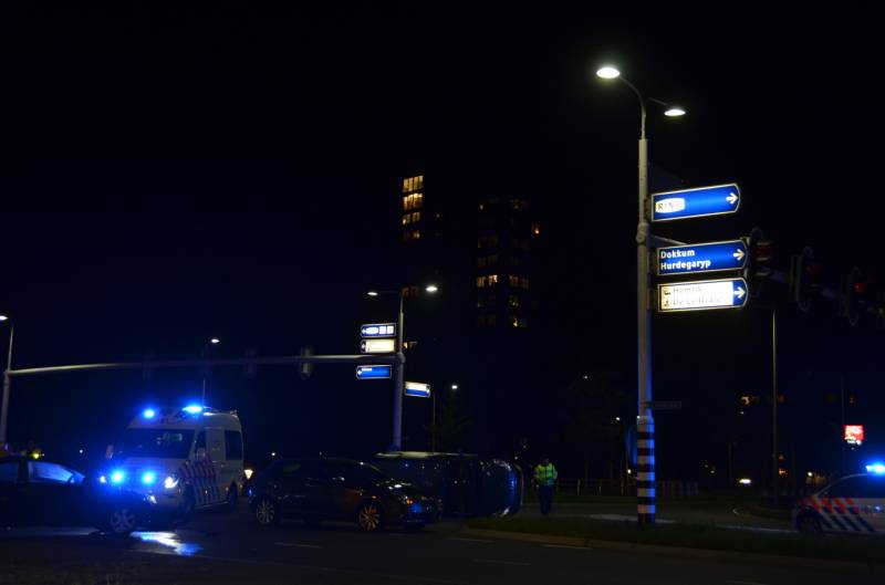 Auto belandt op zijkant na ongeval