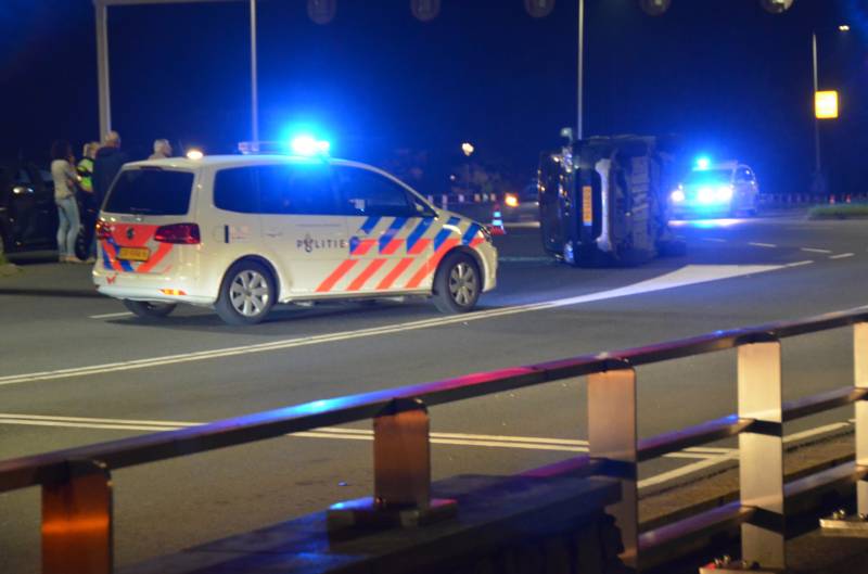 Auto belandt op zijkant na ongeval
