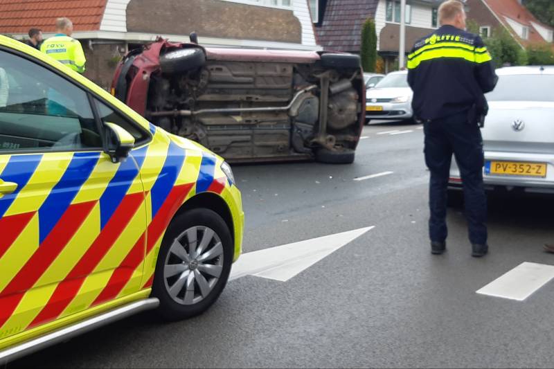 Auto op zijn kant na ongeval