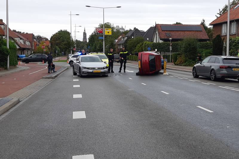 Auto op zijn kant na ongeval