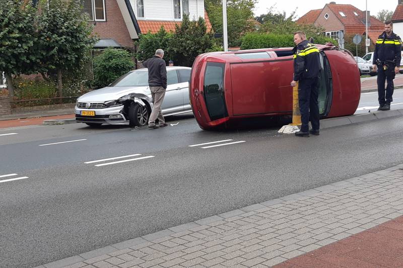 Auto op zijn kant na ongeval