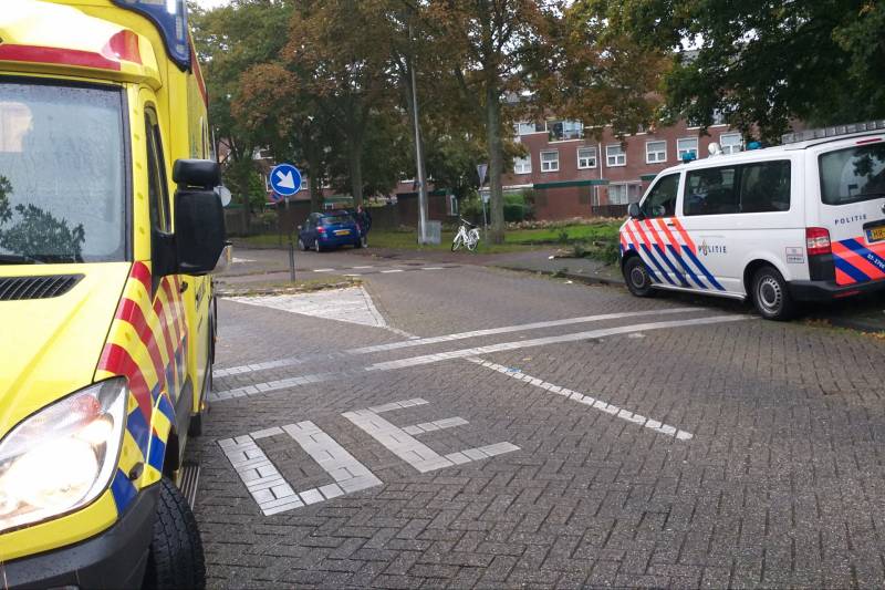 Jonge fietsster botst met auto