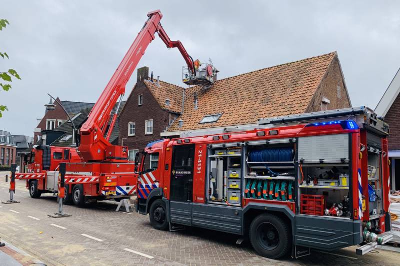 Brandweer veegt schoorsteen na brand