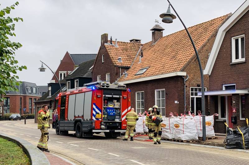 Brandweer veegt schoorsteen na brand