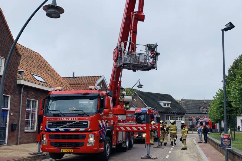 Brandweer veegt schoorsteen na brand