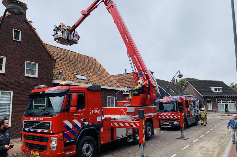 Brandweer veegt schoorsteen na brand