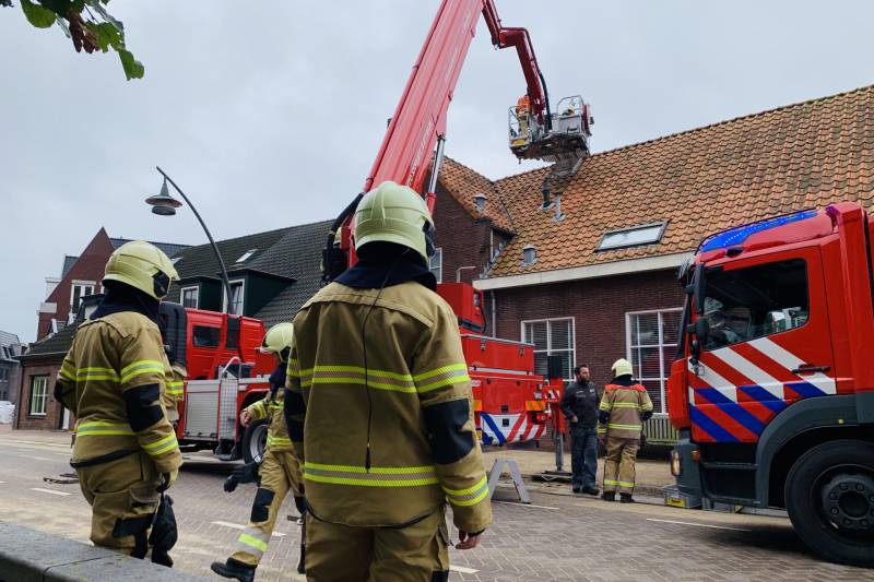 Brandweer veegt schoorsteen na brand
