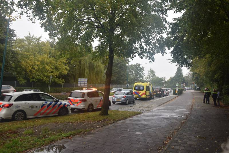 Automobilist met gewonde op achterbank vraagt ambulancemedewerkers om hulp
