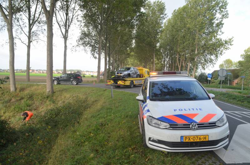 Auto rijdt van talud na aanrijding