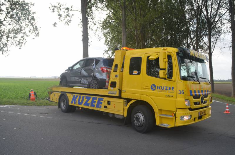 Auto rijdt van talud na aanrijding