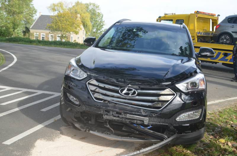 Auto rijdt van talud na aanrijding