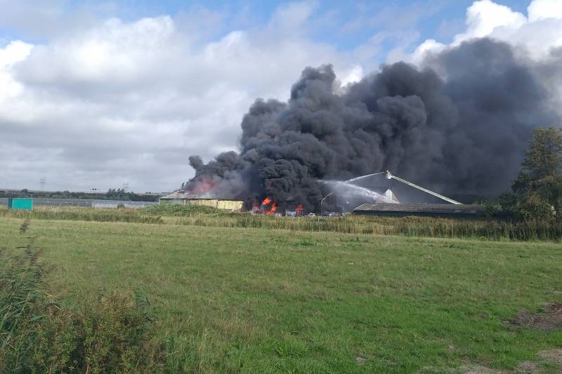 Uitslaande brand in loods aan de Rijsoord
