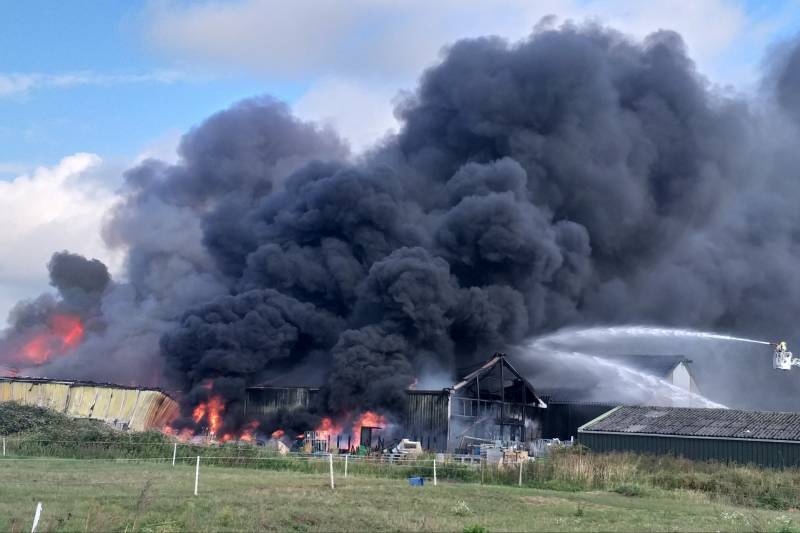 Uitslaande brand in loods aan de Rijsoord