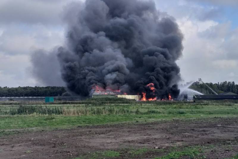 Uitslaande brand in loods aan de Rijsoord
