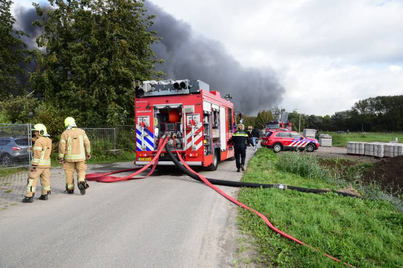 Uitslaande brand in loods aan de Rijsoord