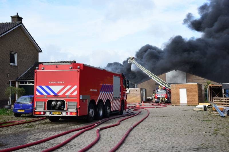 Uitslaande brand in loods aan de Rijsoord