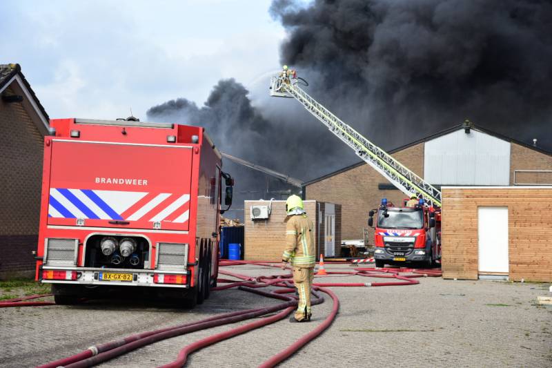 Uitslaande brand in loods aan de Rijsoord