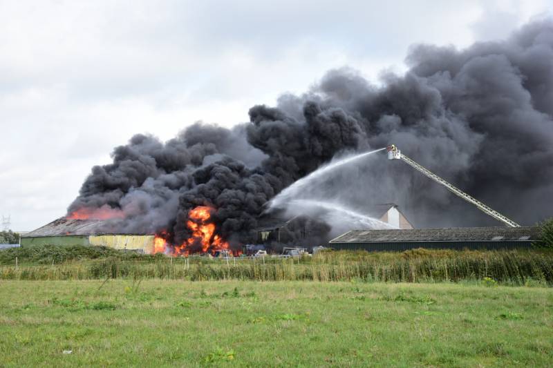 Uitslaande brand in loods aan de Rijsoord