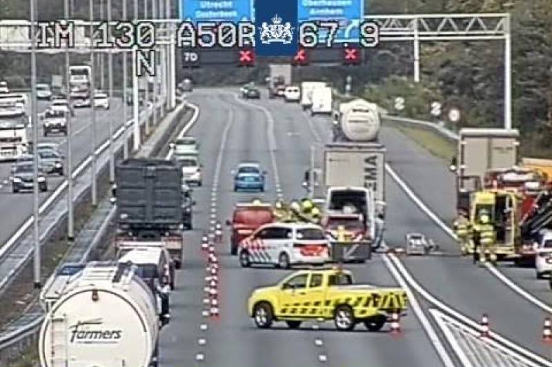 Bestelbus botst achterop vrachtwagen bij knooppunt Valburg, bestuurder raakt bekneld