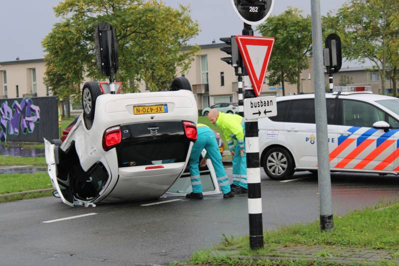 Auto op z'n dak na botsing