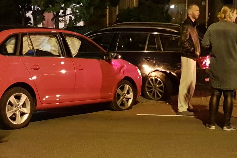 Auto botst op geparkeerde auto's