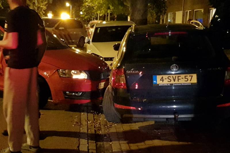 Auto botst op geparkeerde auto's