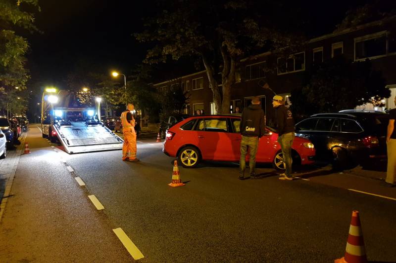Auto botst op geparkeerde auto's