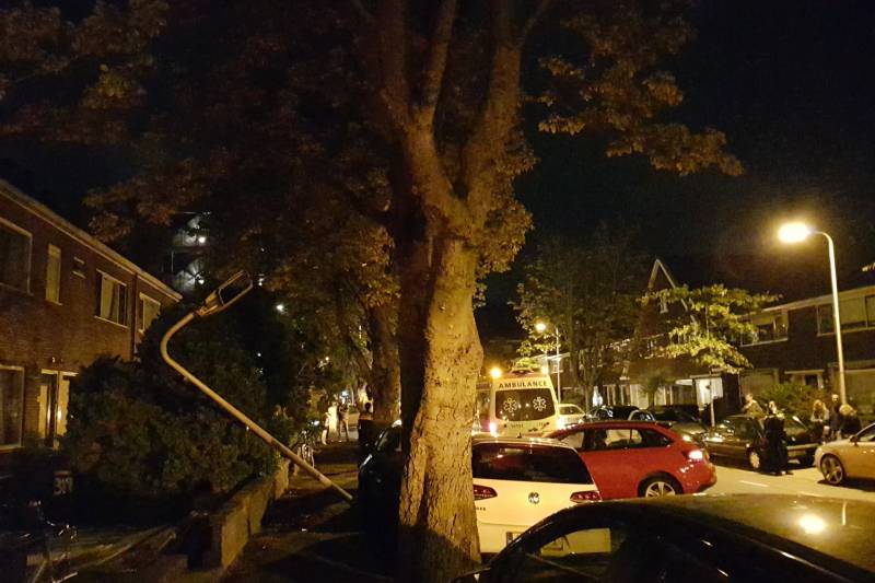 Auto botst op geparkeerde auto's