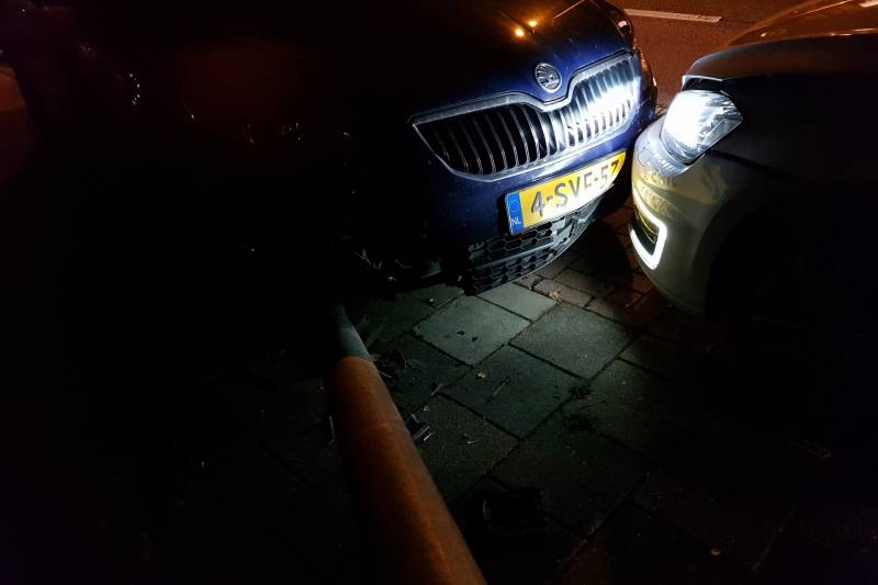 Auto botst op geparkeerde auto's