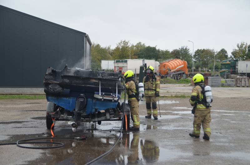 Motorboot in garage verwoest door brand