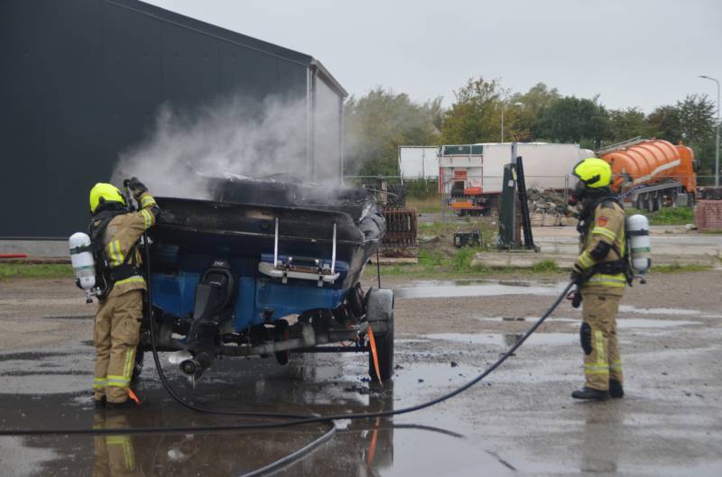 Motorboot in garage verwoest door brand