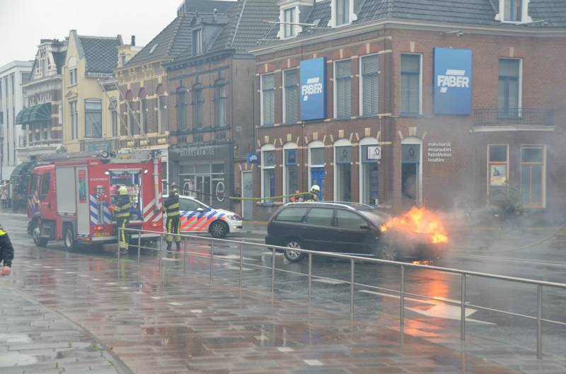 Auto verwoest na brand