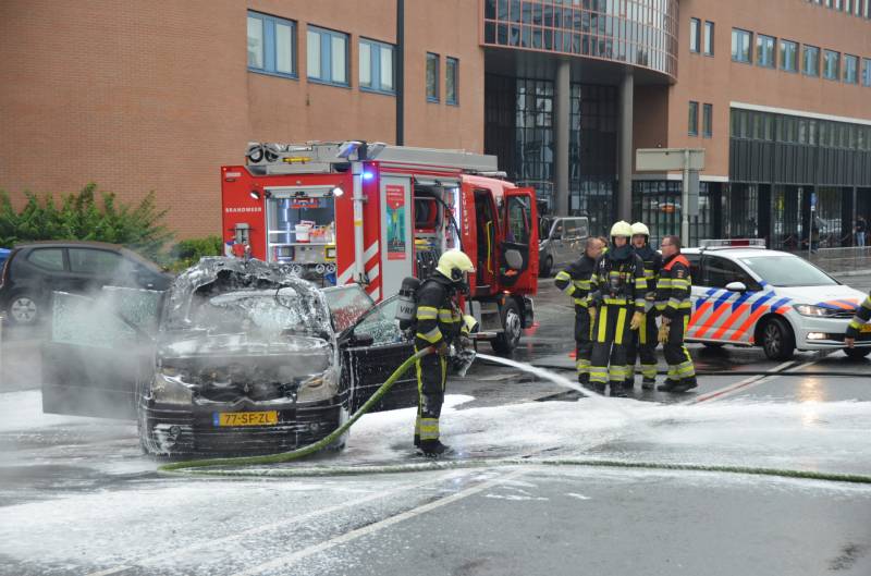 Auto verwoest na brand
