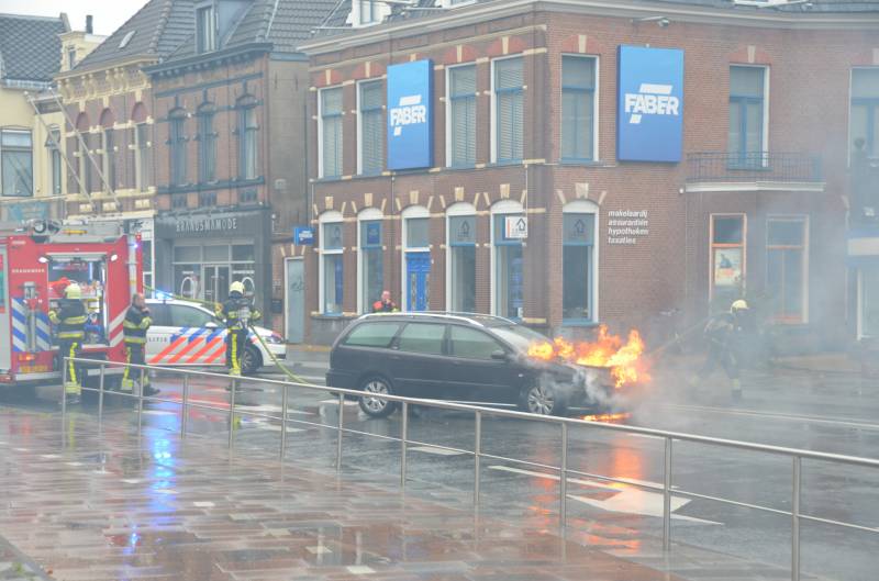 Auto verwoest na brand