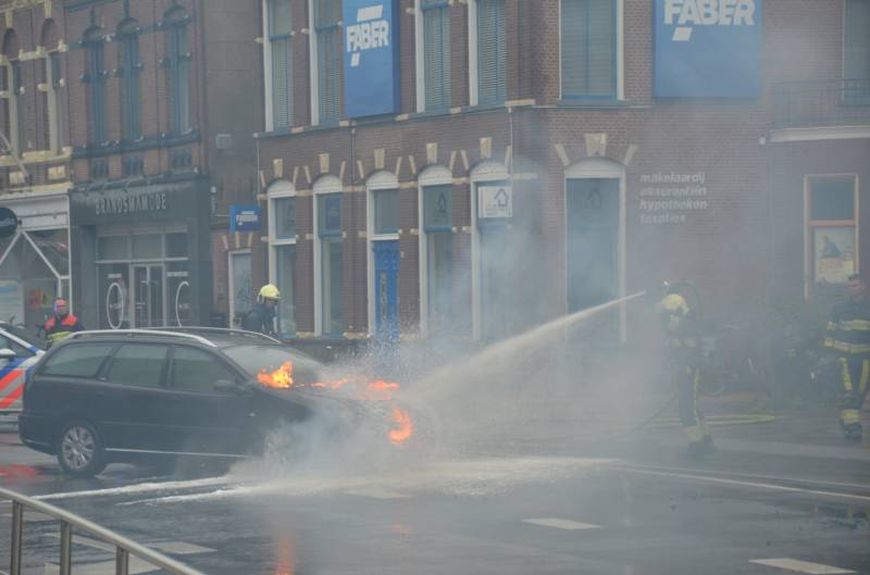 Auto verwoest na brand