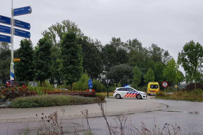 Bestuurder gewond na botsing tegen lantaarnpaal
