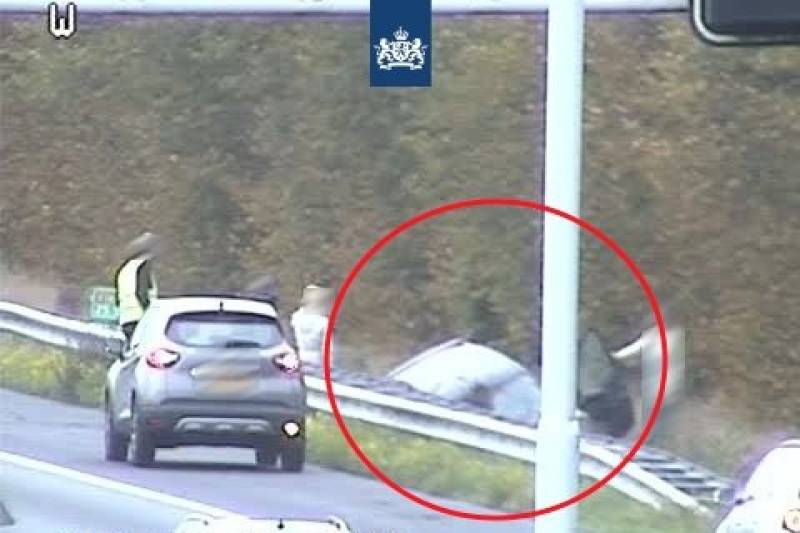 Auto schiet over vangrail snelweg