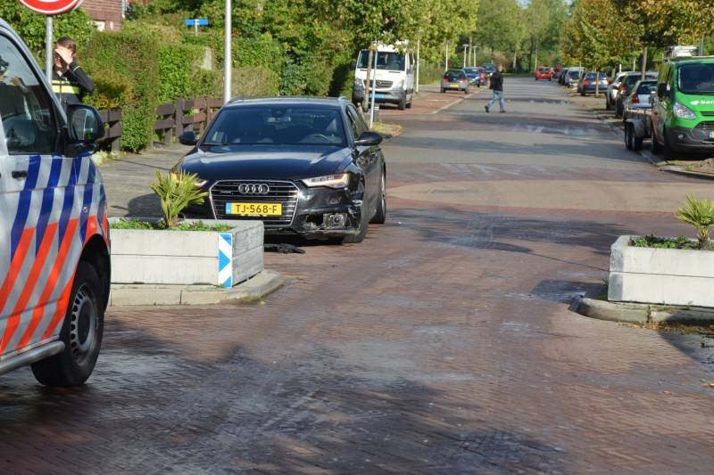 Automobilist  botst op wegversmalling