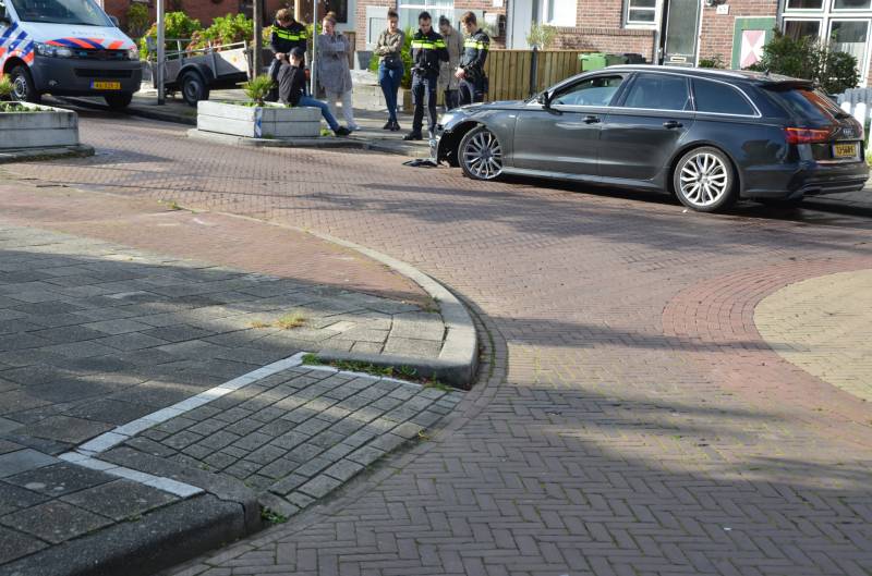 Automobilist  botst op wegversmalling
