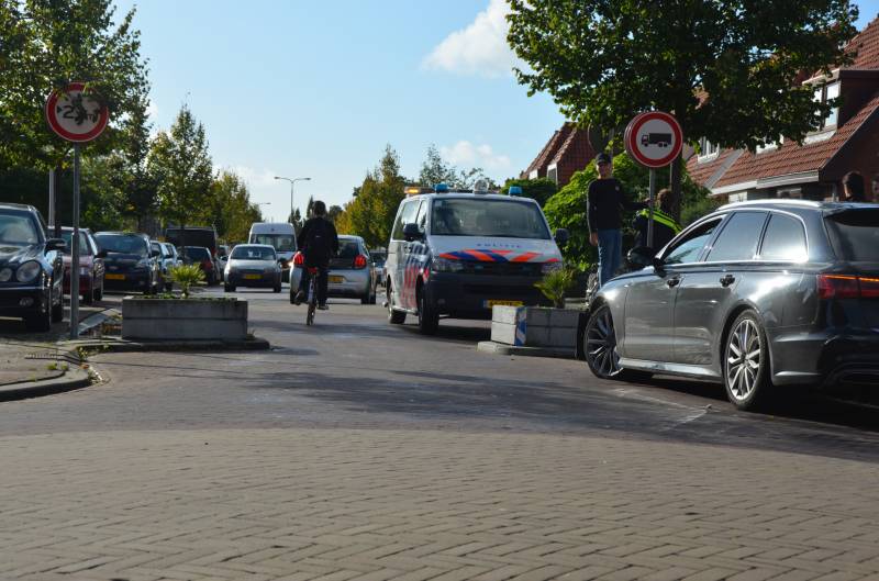 Automobilist  botst op wegversmalling