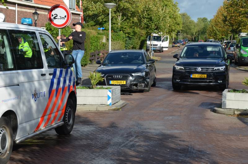 Automobilist  botst op wegversmalling