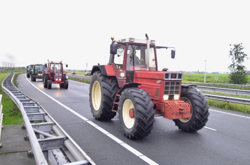 Enorme files: ondanks verbod honderden boeren met tractoren snelweg op