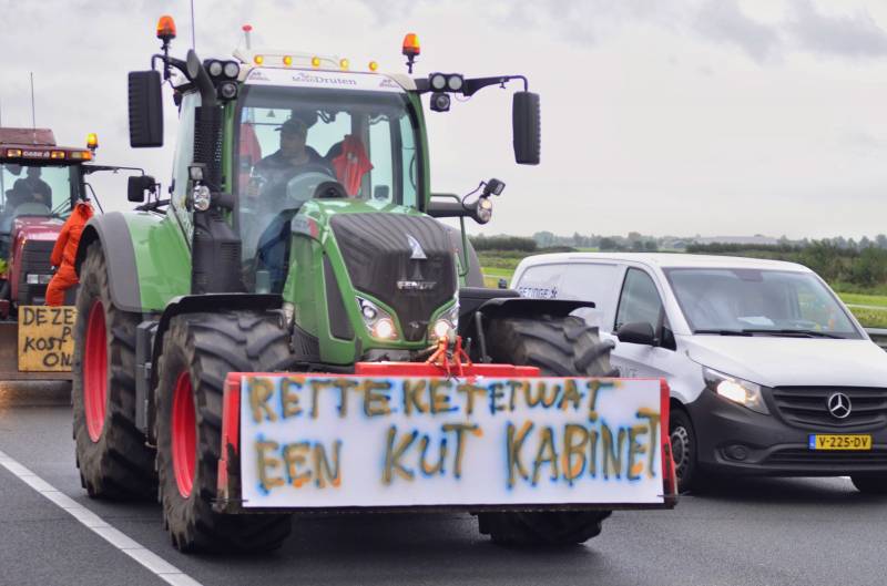 Enorme files: ondanks verbod honderden boeren met tractoren snelweg op