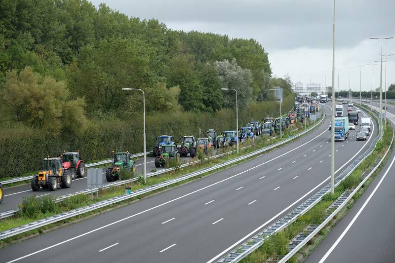 Enorme files: ondanks verbod honderden boeren met tractoren snelweg op