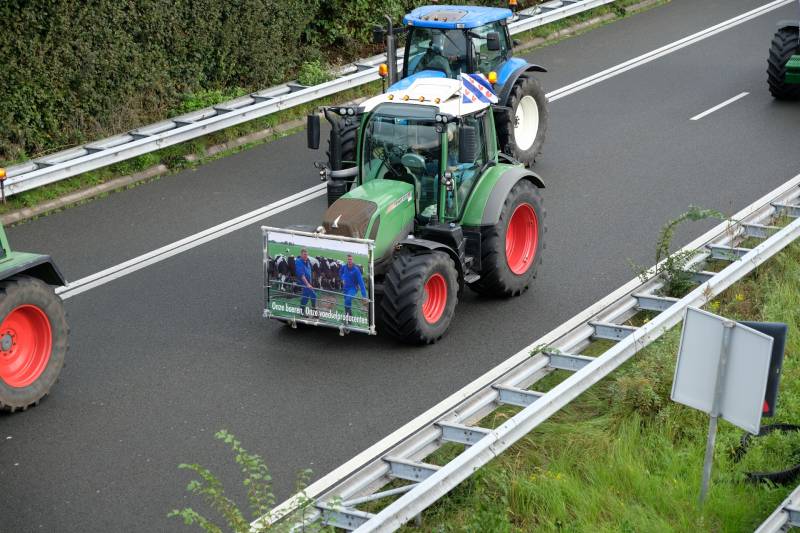 Enorme files: ondanks verbod honderden boeren met tractoren snelweg op