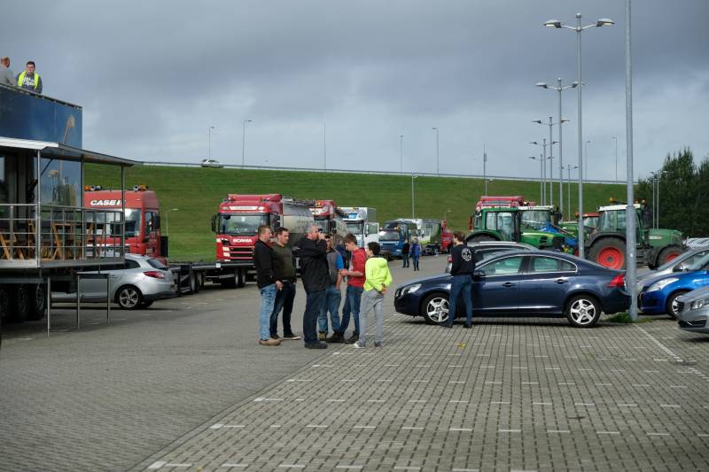 Enorme files: ondanks verbod honderden boeren met tractoren snelweg op
