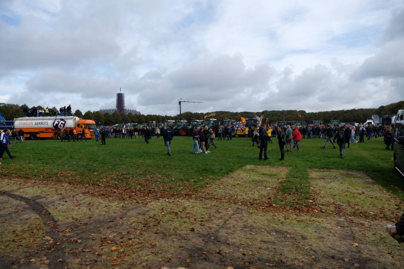 Enorme files: ondanks verbod honderden boeren met tractoren snelweg op