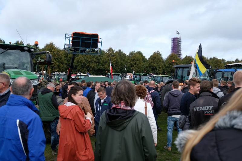 Enorme files: ondanks verbod honderden boeren met tractoren snelweg op